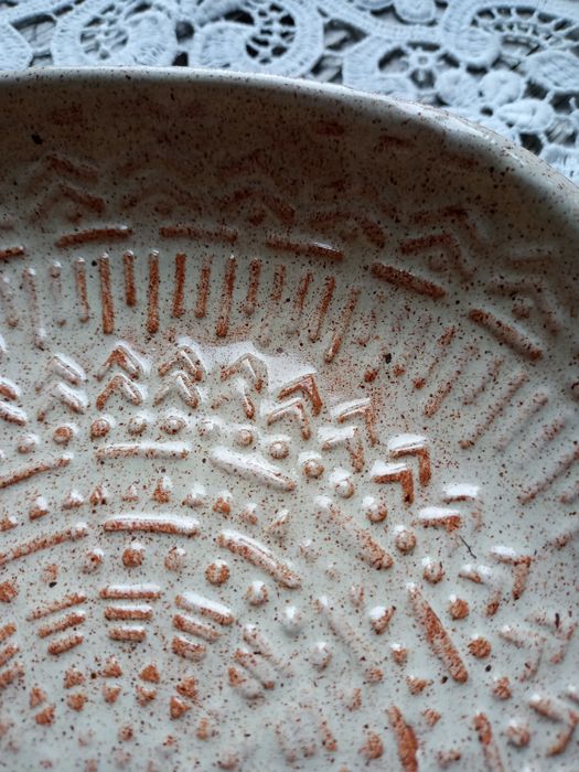 Ceramiczna misa w rustykalnym stylu, rękodzieło