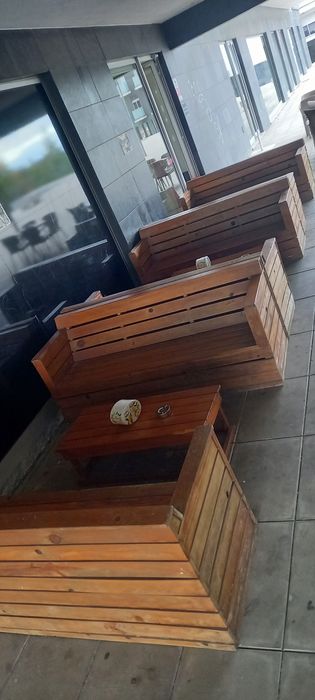 Bancos e Mesas de Madeira