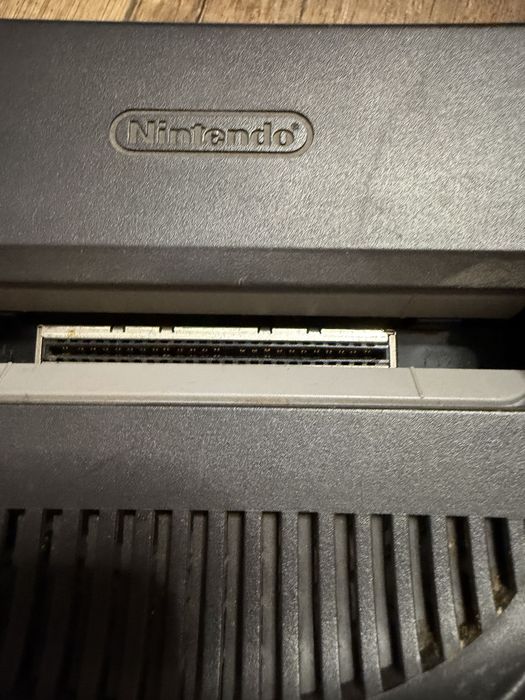 Konsola Nintendo 64 z dwoma padami w oryginalnym kartonie + gra Fifa 98
