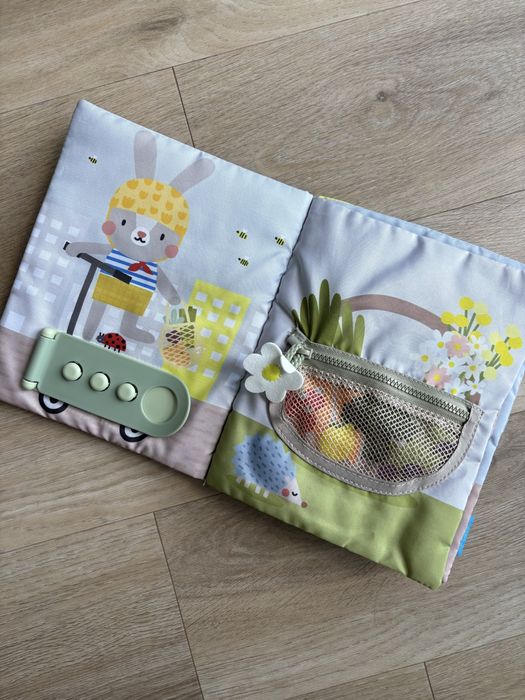 Розвиваюча м'яка книжка Taf Toys Сад у місті Бізібук Зайця