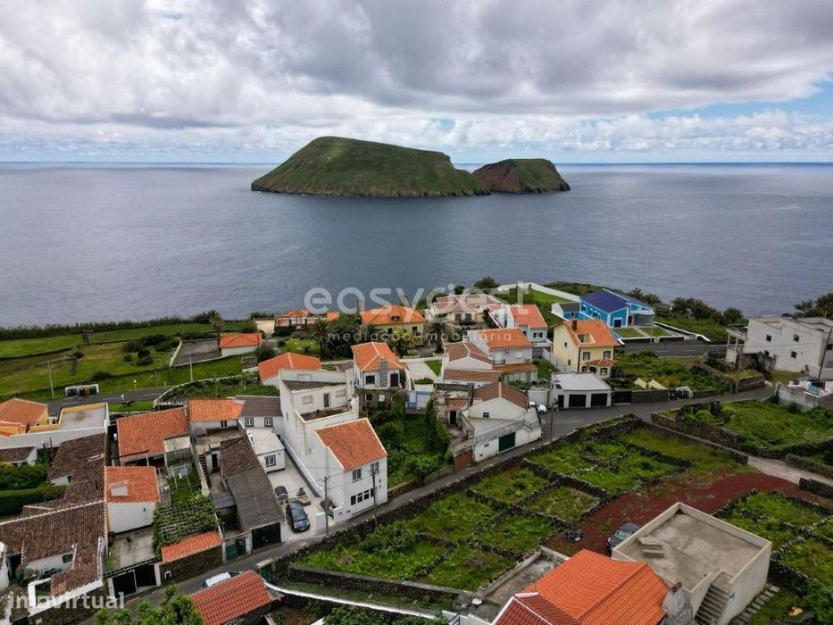 Duas moradias e um terreno para recuperar em Serretinha / Angra