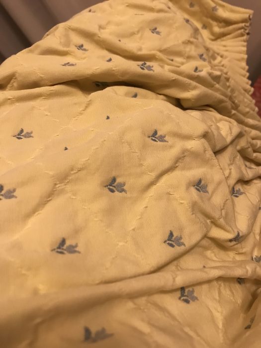 Cortinado amarelo e azul