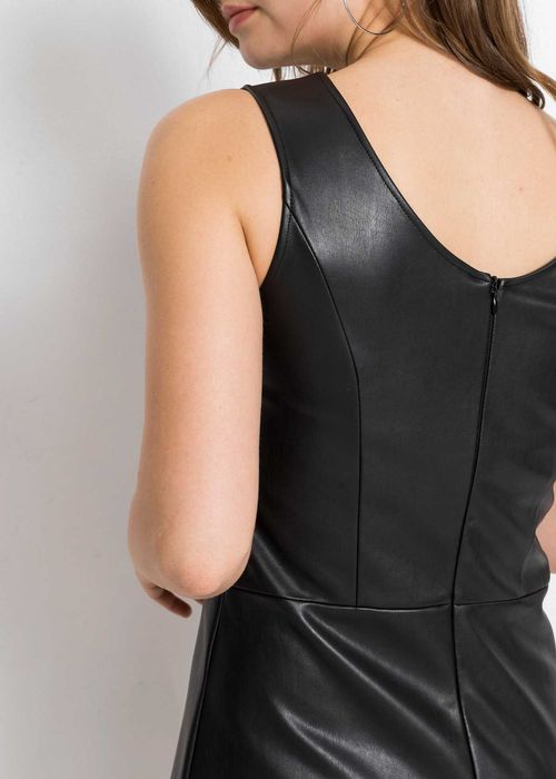 Платье из искусственной кожи