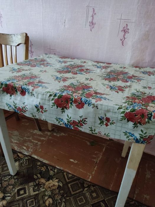 Кухонный стол с клеенкой