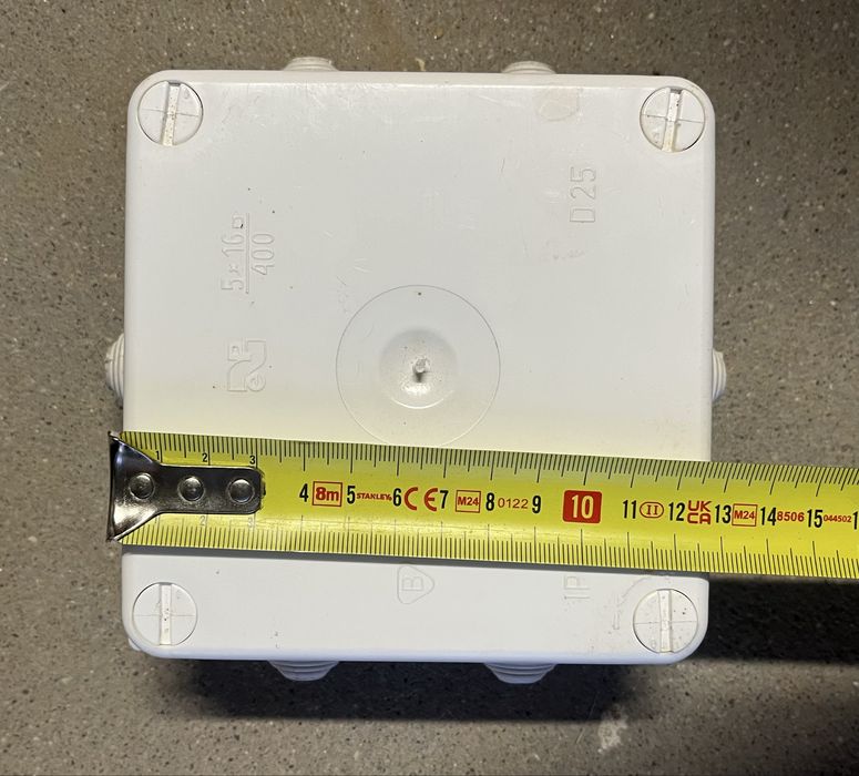 natynkowa puszka instalacyjna marki Elektro-Plast.Model oznaczony jako PK-4 posiada stopień ochrony IP55