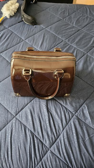 Mala de mão castanho em verniz