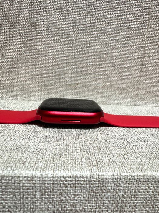 Apple Watch 8 (red product)