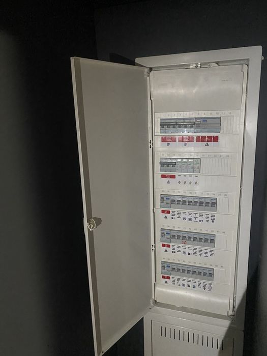 Електрик, встановлення сонячних панелей, монтаж інверторів, батарей