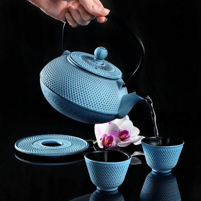 Czajnik żeliwny Teramo 0.85L z czarkami, podstawką i widelcem,