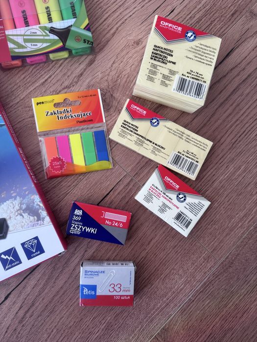Artykuly biurowe: zakreslacze stabilo, przekladki, karteczki, folia