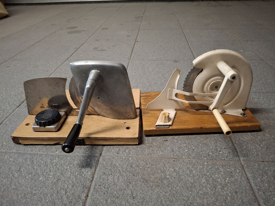 Dwie stare krajalnice do chleba