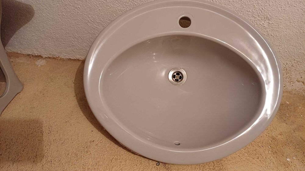 Lavatório simples e bidé usados