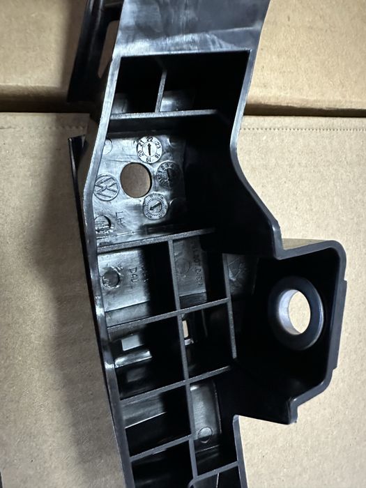 Кріплення бампера до крила VW Passat NMS B9 USA