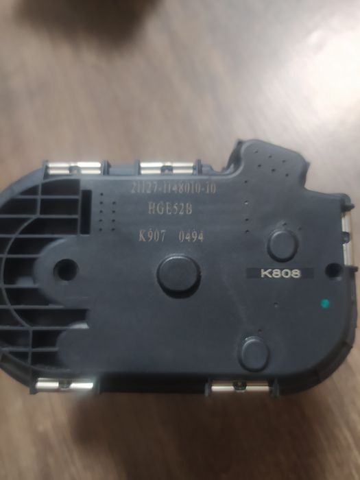 Дросельний патрубок з електроприводом