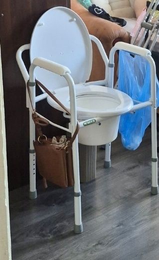 крісло-туалет складне Nova A8700AA