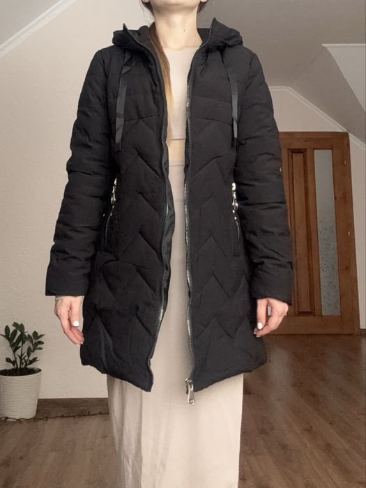 Жіноча куртка, чорна, подовжена, зимова,M