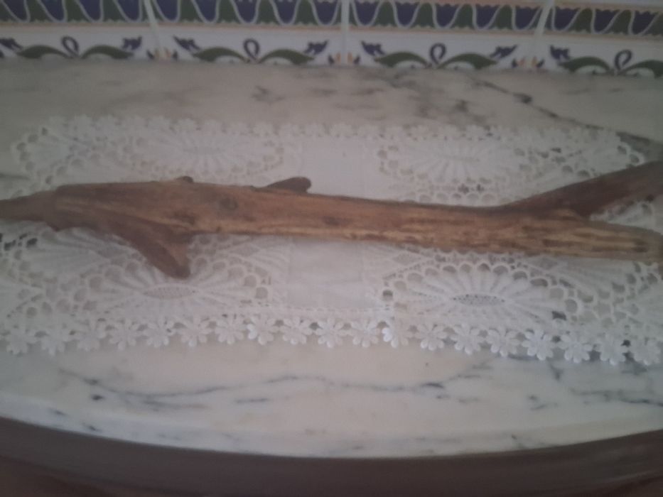 Madeira natural em forma de peixe ,vinda do  mar