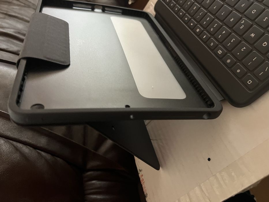 Na studencką kieszeń LOGITECH RUGGED FOLIO – ETUI Z KLAWIATURĄ DO iPad-a 9 gen. 8, 7