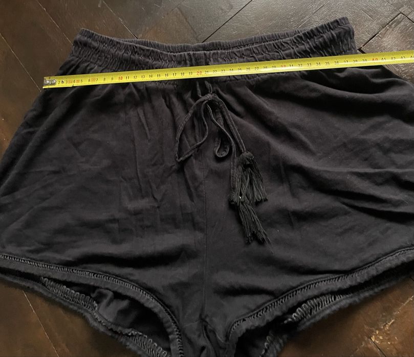 Krótkie spodenki z wysokim stanem na gumkę.