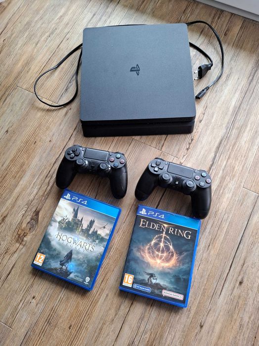 PlayStation 4 + 2 pady + 2 gry