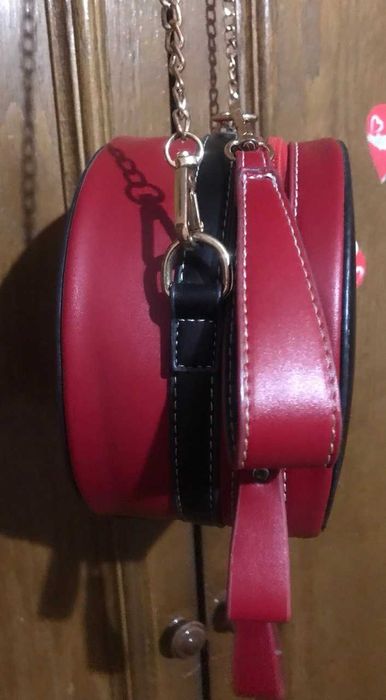 ЖІНОЧА КРУГЛА СУМКА ; червоно-чорна;довгий ремінець-ланцюжок;крос боді