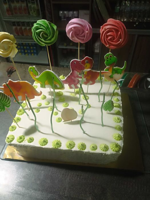 Домашній смачний торт (бисквіт) + любий декор.