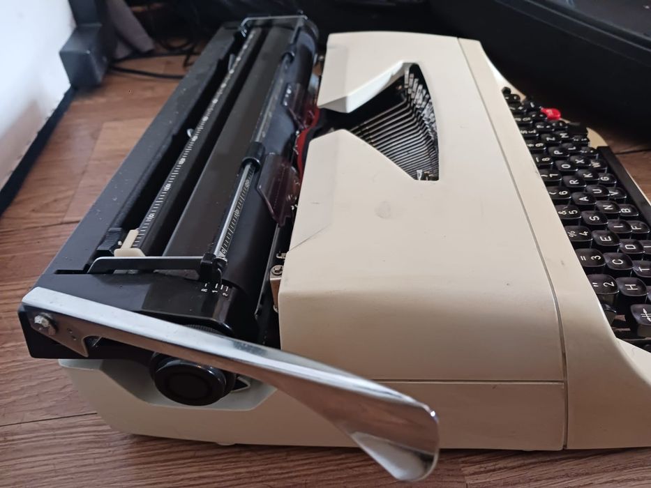 Máquina de escrever antiga automática64752261431937121