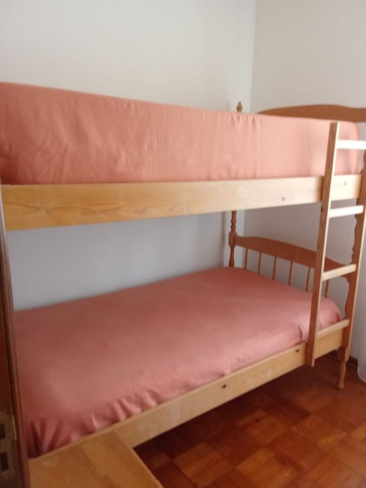 Beliche 2 camas com colchões, estrados mesinha cabeceira, candeeiro