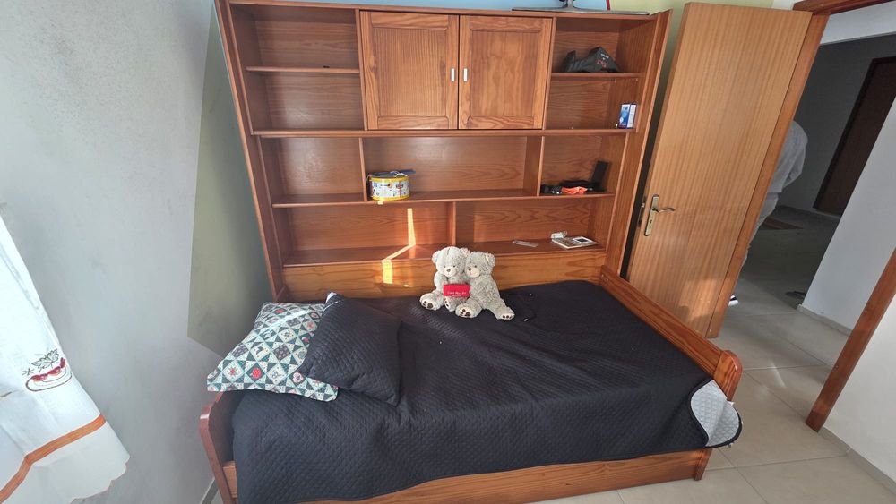 Cama de solteiro com mobília