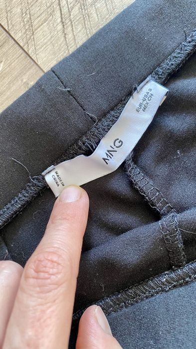 Czarne spodnie legginsy Mango S dzwony