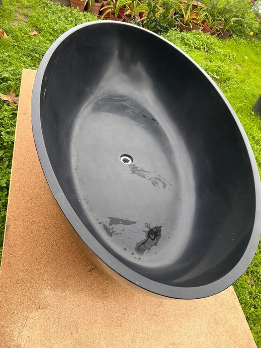 Banheira oval preta – moderna e elegante