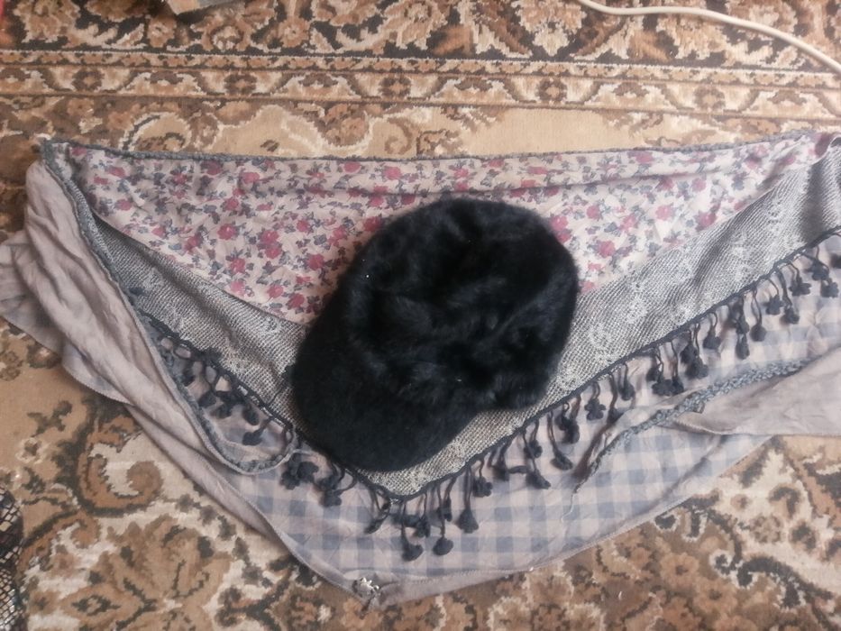 Продам демісезонну шерстяну жіночу кепку та шарфик