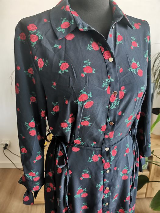 Granatowa midi sukienka w kwiaty River Island