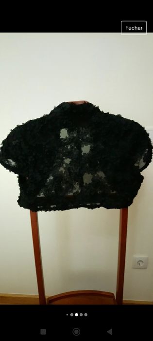 Conjunto vestido e bolero pretos com flores em relevo