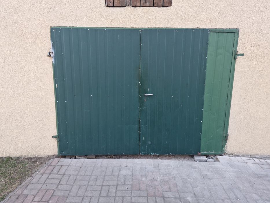Drzwi garazowe. Dwu skrzydłowe