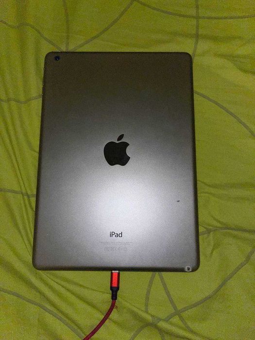 Продам iPad Air 1 32GB (б/у, слабкий акумулятор)