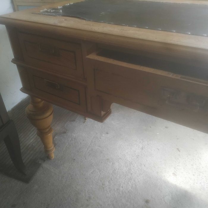 Stół rycerski obity skórą