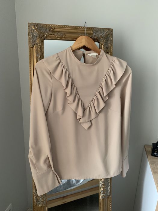Бежева блуза з рюшами