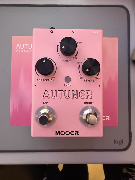 Vários pedais de guitarra e de voz