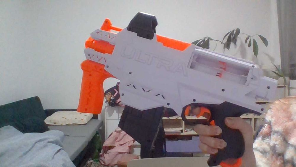 Arma brinquedo com 3 rodadas de resina preço negociável