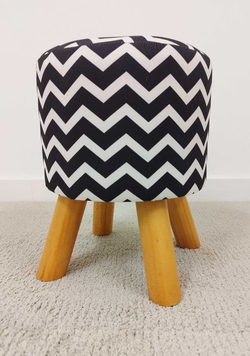 Banco de apoio. Revestimento em tecido branco e preto