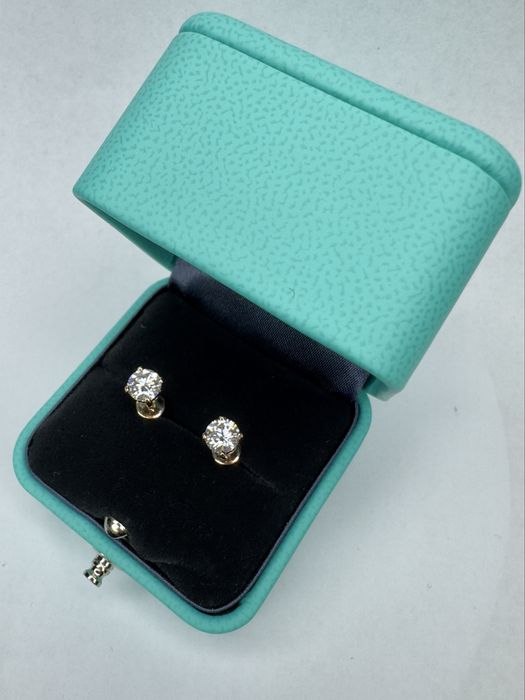 Золоті сережки пусети з діамантами в стилі Tiffany.