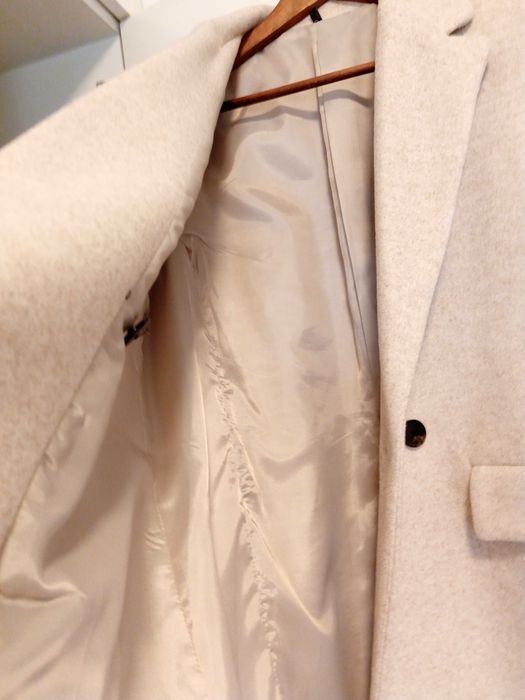 Casaco bege com botões castanhos