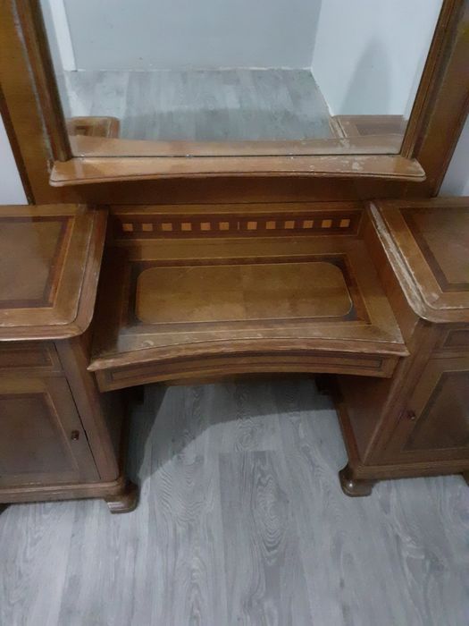 Дзеркало, Туалетний столик антикваріат 1920-30 року (висота 2,2 м)