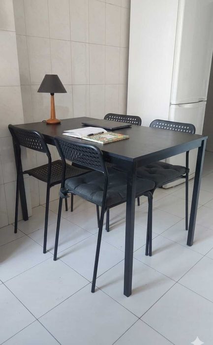 mesa preta e seis cadeiras 40 euros IKEA 70% desconto (na loja 112)