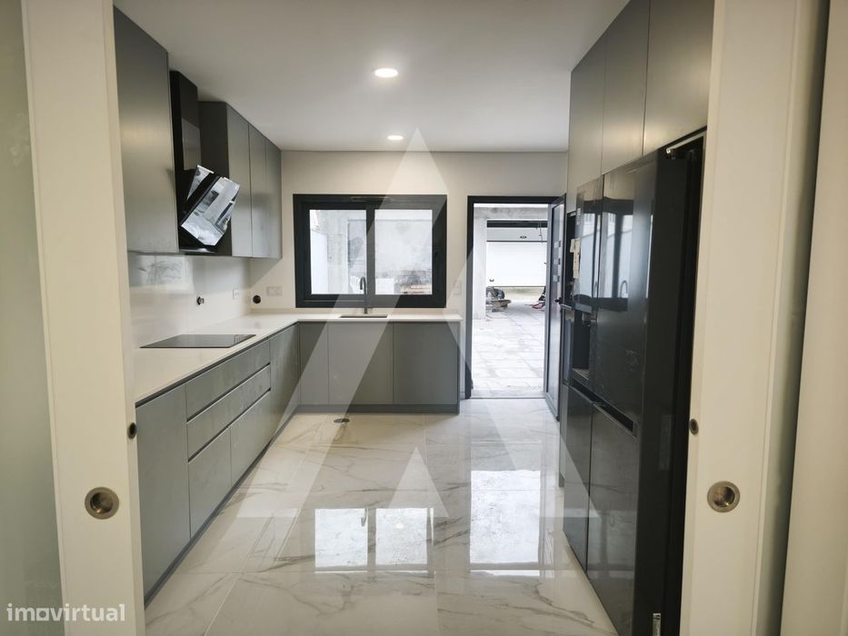 Moradia T3+1 geminada em construção na Vista Alegre – Ílhavo