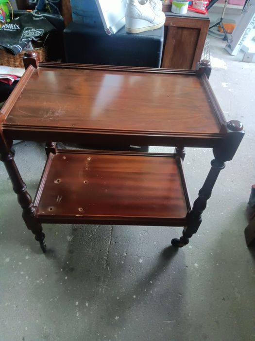 Móvel de apoio com rodinhas