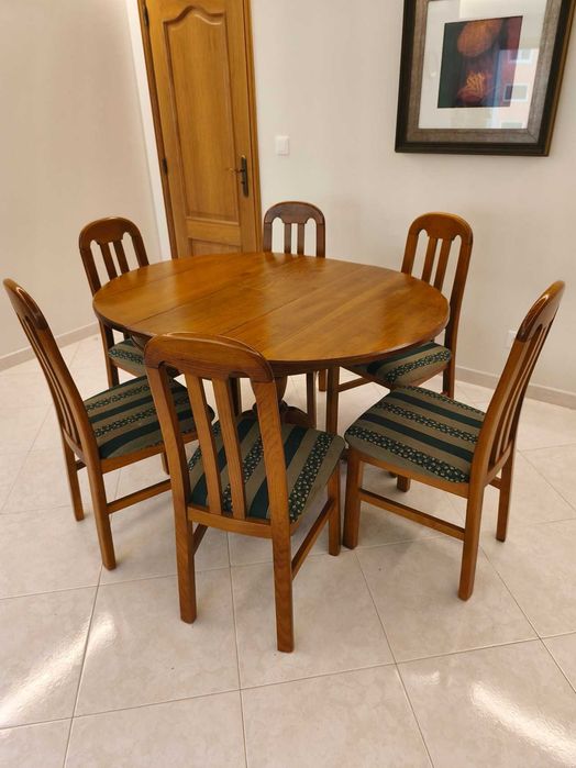 Mesa de Jantar Redonda em Cerejeira (Extensível) + 6 Cadeiras