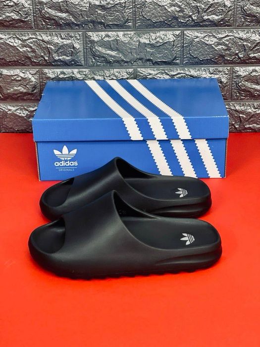 Шлепанцы Adidas Yezzy Bost / комнатные мужские шлепанцы / трендовые мужские красивки / адики слансы /  цельнолитые тапки в басейн