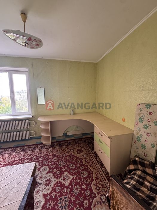 Простора 3-кімнатна квартира 65м2 на Тополі-1 під ремонт
